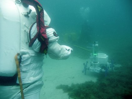 Kontrolle des Rovers durch Gesten während einer Unterwasser Simulation (Foto: Comex, Moonwallk Consortium)