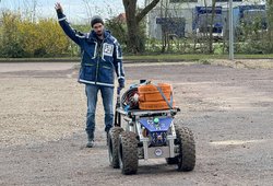 Robotersystem KRIS erkennt Körpergesten, die mittels eines neuronalen Netzes antrainiert wurden (Foto: Tom Becker, DFKI GmbH)