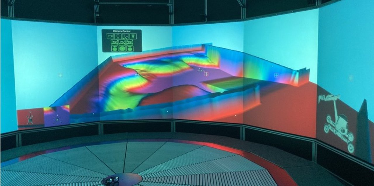 VR-Labor bei der Anzeige einer Roboterkarte und Überwachung des Roboterbaggers ARTER (unten rechts, Bild: DFKI)